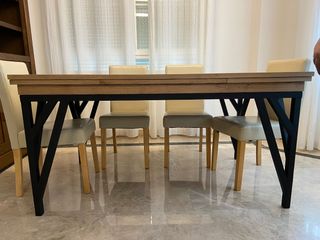 Mesa extensible de madera y metal