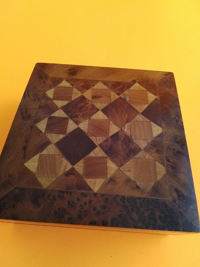 Scatola taracea in legno di ulivo