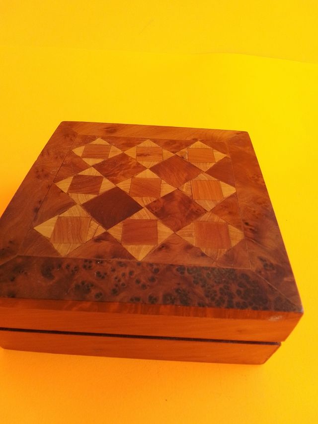 Scatola taracea in legno di ulivo