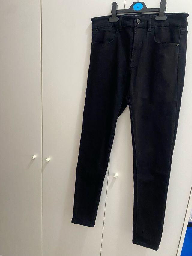 Vaqueros negros Stradivarius -