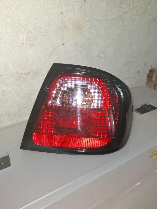 Faro Trasero Nissan - Derecho