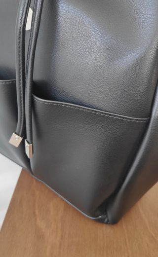Mochila negra estilo cuero