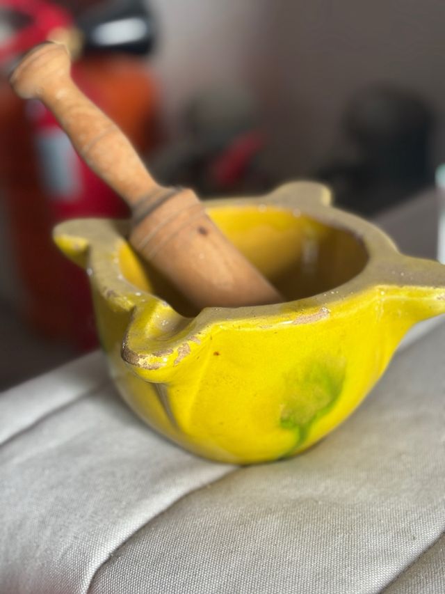 Mortero antiguo de ceramica esmaltada con su mano