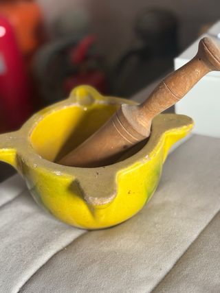 Mortero antiguo de ceramica esmaltada con su mano