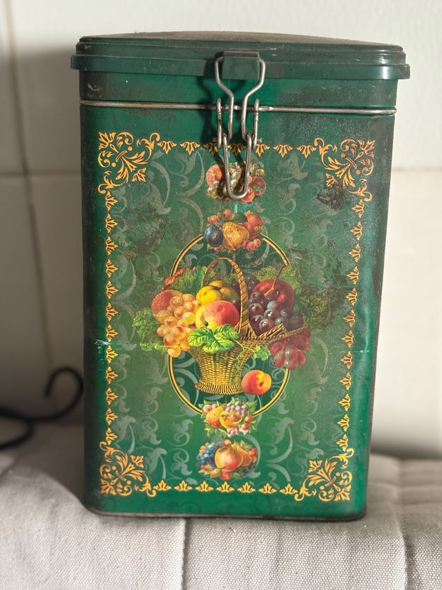 Lata antigua para cafe con cierre hermetico