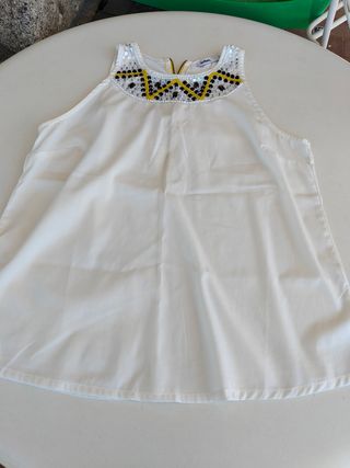 Blusa blanca con pedrería