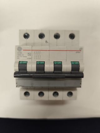 Interruptor magnetotérmico GE C32 4P