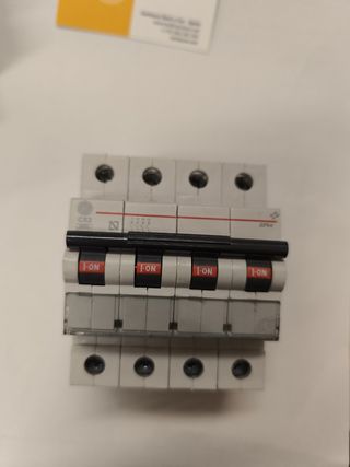 Interruptor magnetotérmico C63 GE - 4 polos