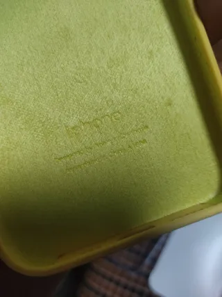 Funda silicona iPhone 13 amarilla