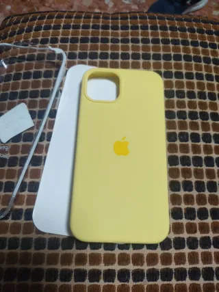 Funda silicona iPhone 13 amarilla