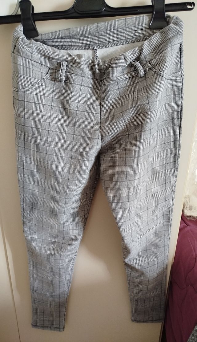 Pantaloni aderenti grigio a quadri