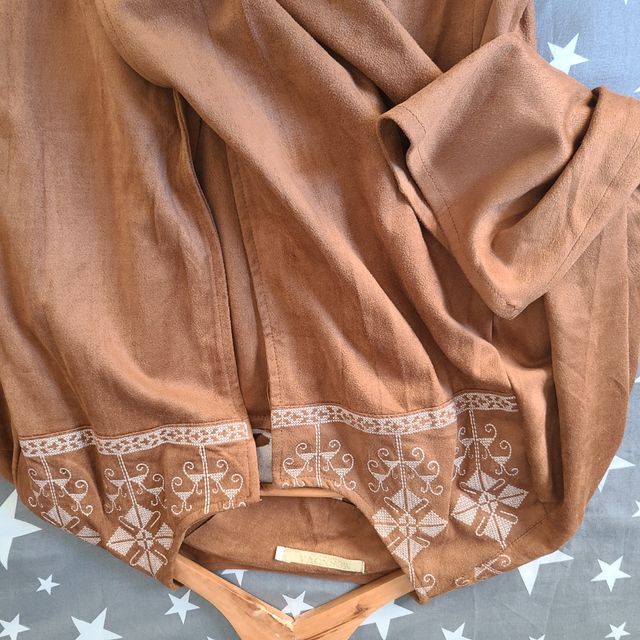 Sobrecamisa marrón bordada MUS&GINA