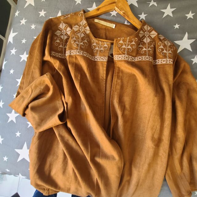 Sobrecamisa marrón bordada MUS&GINA