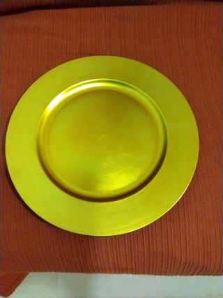 Bajoplatos dorados y morados