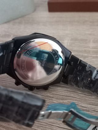 Reloj binbond de metal negro.