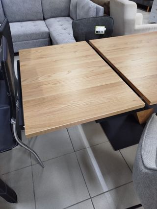 Mesa de comedor extensible, madera y metal negro