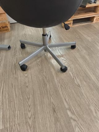 Silla giratoria negra