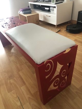 Banco rojo con cojín blanco