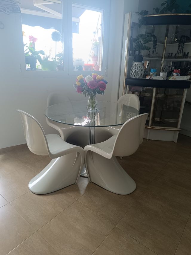 Mesa cristal redonda + 4 sillas . No hago envíos