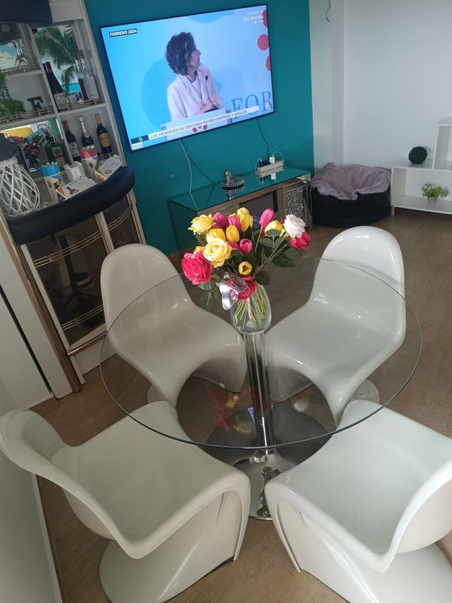 Mesa cristal redonda + 4 sillas . No hago envíos