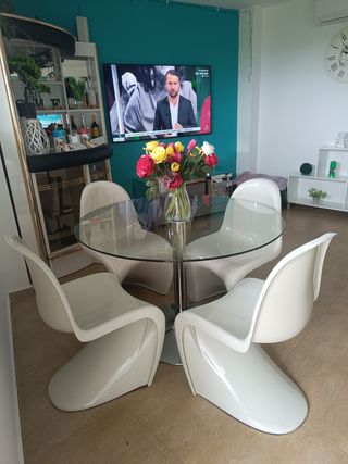 Mesa cristal redonda + 4 sillas . No hago envíos