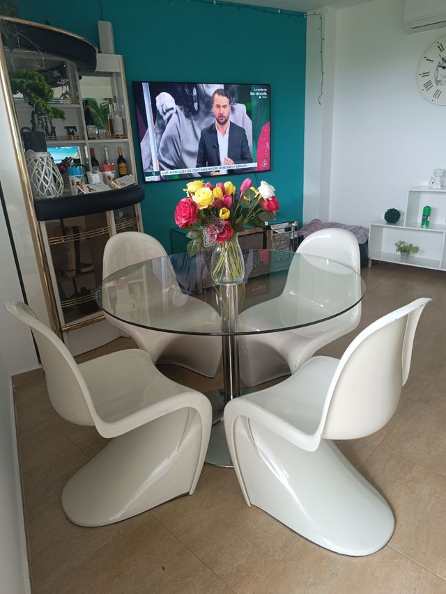 Mesa cristal redonda + 4 sillas . No hago envíos