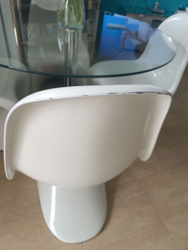 Mesa cristal redonda + 4 sillas . No hago envíos