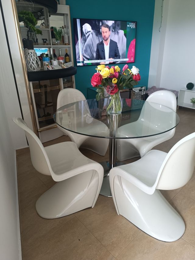 Mesa cristal redonda + 4 sillas . No hago envíos