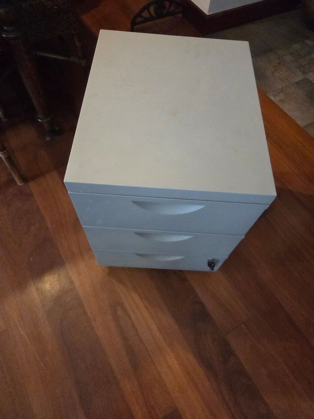 Cajonera metálica gris oficina