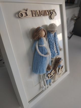Cuadro familiar premamá en macramé.