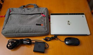 HP Elite X2 1012 G1 con funda y ratón