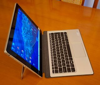 HP Elite X2 1012 G1 con funda y ratón