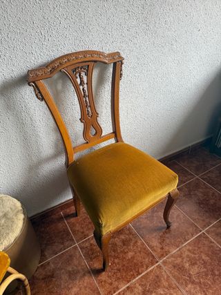 Silla antigua de madera tallada