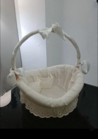 Cesta de mimbre con forro de tela