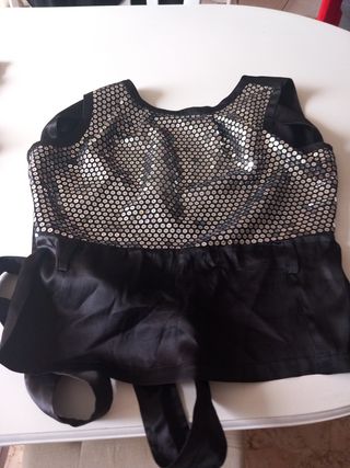 Blusa negra con brillo con la espalda descubierta