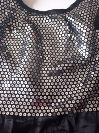 Blusa negra con brillo con la espalda descubierta