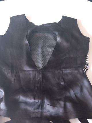 Blusa negra con brillo con la espalda descubierta