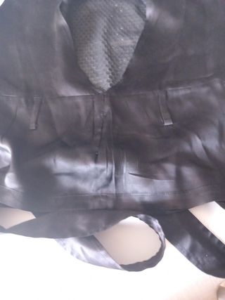 Blusa negra con brillo con la espalda descubierta