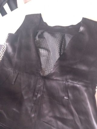 Blusa negra con brillo con la espalda descubierta