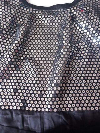 Blusa negra con brillo con la espalda descubierta