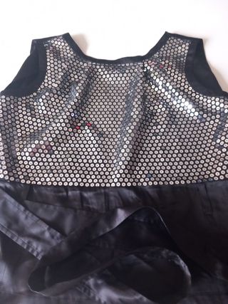Blusa negra con brillo con la espalda descubierta