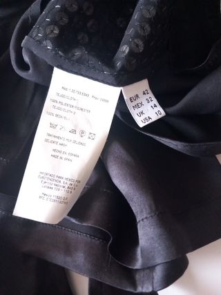 Blusa negra con brillo con la espalda descubierta