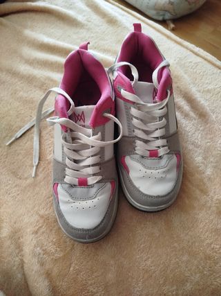 Zapatillas con ruedas. Talla 33