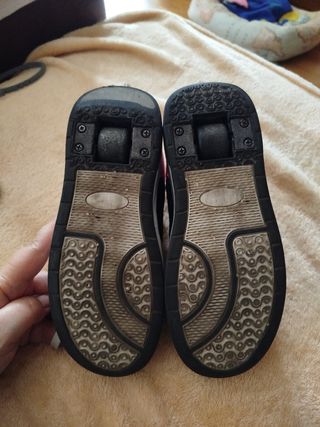 Zapatillas con ruedas. Talla 33