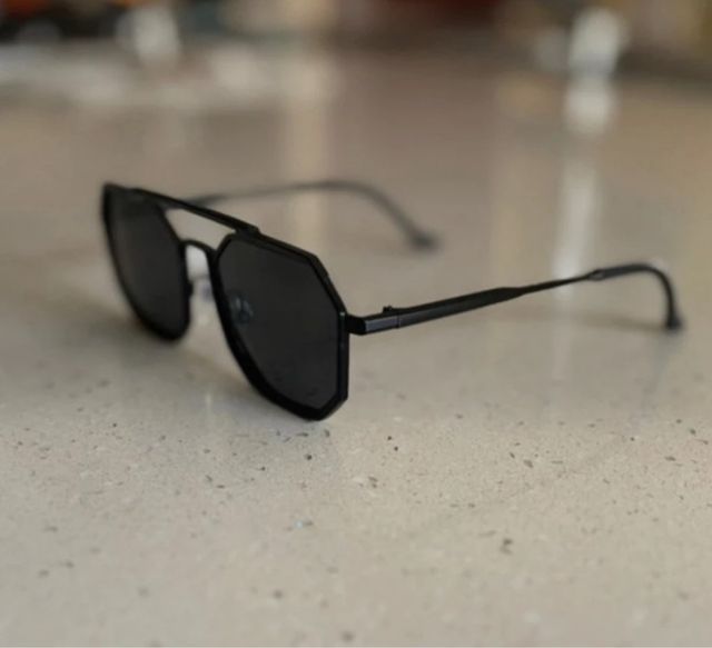 Occhiali da sole neri come nuovi con custodia