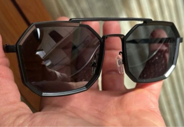 Occhiali da sole neri come nuovi con custodia
