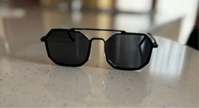 Occhiali da sole neri come nuovi con custodia