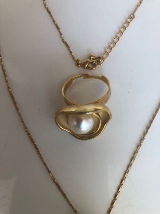 Collar y anillo dorados con perla
