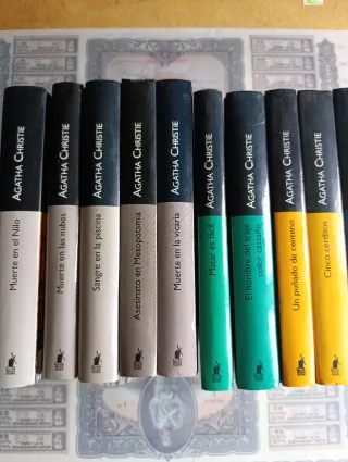 Lote de libros de Agatha Christie. Faltan títulos.