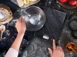 báscula de cocina digital con patrón de pizarra